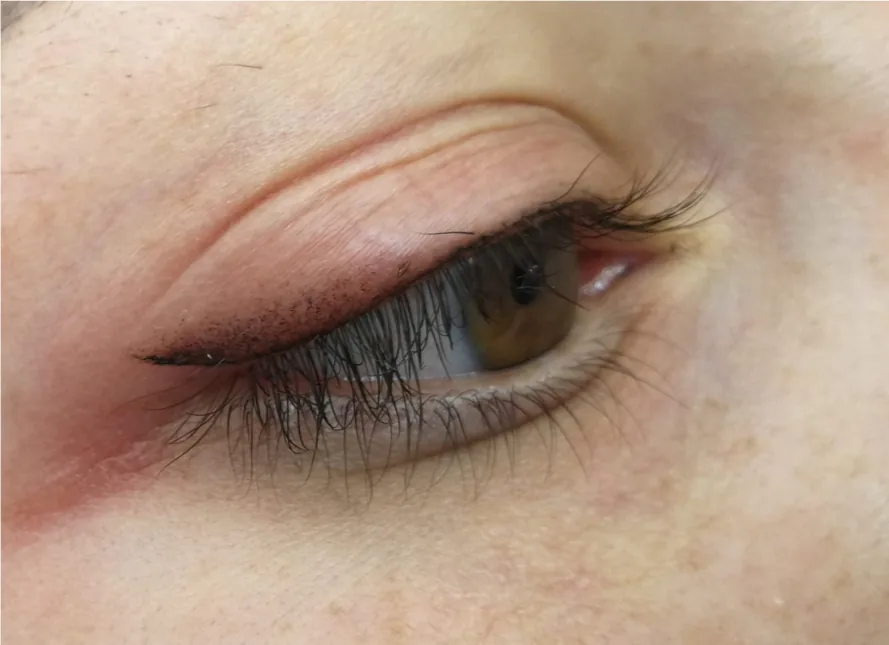 Occhio con l'eyeliner realizzato con la dermopigmentazione