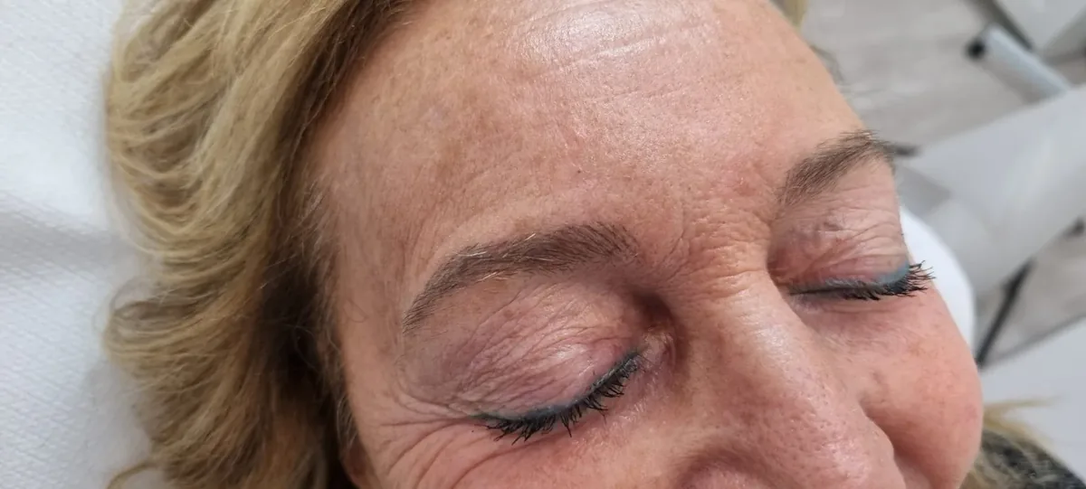 Sopracciglia ridisegnate con la dermopigmentazione, a occhi chiusi