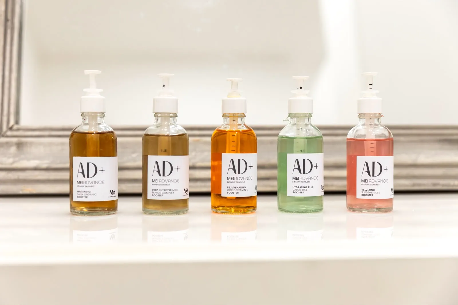 Cinque flaconi di booster cosmetici Mei Advance usati nei trattamenti